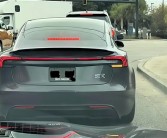 疑新款特斯拉Model Y Plaid无伪装谍照曝光：首次用上贯穿尾灯!