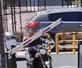 看上去没什么大事!男子被小区闸杆击倒后离世 