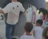 大猩猩人偶不慎踢到小孩遭男子飞踹 路人纷纷指责该男子过于冲动！