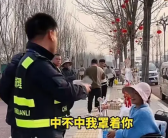 城管帮轮椅女孩换到人多的地方摆摊：“有什么事打电话，我罩着你”！