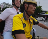 凯迪拉克总裁飞中国体验送外卖：助力小哥早日买傲歌！