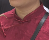 高考考场外家长送考仪式感满满 妈妈为送考穿上旗袍减重25斤！