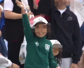 龙舟比赛看台现吴京同款运动服 一起为中国队加油！