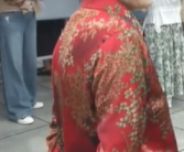 85岁奶奶穿红衣服偷偷给孙子送考 即使步履蹒跚也要来送孙子一程！