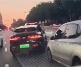 腾势Z9 GT路上圆规掉头加塞 网友：后车挤都挤不过!