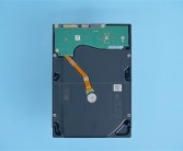 另辟蹊径！人肉携带15块80TB硬盘 坐飞机去马来西亚！