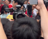 自带吸引力！第一位走出考场的学生引起全场围观!