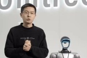 王兴兴自曝宇树机器人“事故”：机器人参加活动 踩掉了女孩鞋子！