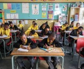 南非一学校粪便涌入操场 学生不愿上学 中国人出手拯救!