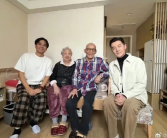 《繁花》剧组再聚首：胡歌陈龙去养老院看望游本昌！