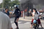 疑爆改电瓶车当街起火：骑车男子裤子被烧掉一半!