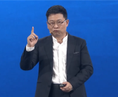 余承东回应开车“睡觉”：当时在低头看手机 已自首交了罚款！