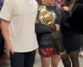 卫冕UFC女子草量级冠军！张伟丽赛后与扎克伯格聊天合影！