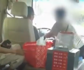 老人因车费抢夺公交车方向盘被刑拘 边上就是水塘！