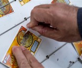 窃贼偷银行卡买彩票中381万 银行卡失主：分奖金就撤诉！