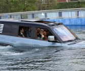 李宁体验仰望U8应急浮水 直竖大拇指！
