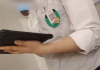 海底捞服务员戴打赏二维码 品牌方回应！