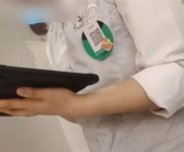 海底捞服务员戴打赏二维码 品牌方回应！