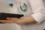海底捞服务员戴打赏二维码 品牌方回应！