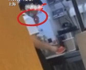 CoCo都可员工切西瓜时偷吃西瓜心 公司：涉事员工已被停职！