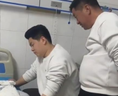 80后男子当爷爷目不转睛盯着小孙女 网友：爹和爷还穿着亲子装呢！