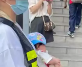 百色教育局通报家长抱婴儿站护学岗：已责成学校整改！