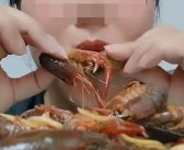 女子吃生腌小龙虾 吸虾头惊呆网友 医生提醒！