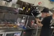 骑手安慰因订单多崩溃的女店员 客服回应！