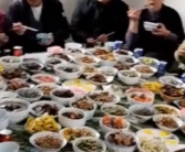 大户人家！云南一家吃年夜饭桌上摆182碗菜：43人同桌吃！