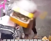 捡废品老人将饭店整箱30斤生蚝搬走 老板娘平时还会将空纸箱送给她！