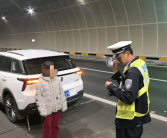 女司机高速逆行70公里 自称跟着导航走 发现别人行驶方向相反才惊觉！