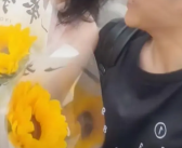 去年牵手跑出考场的情侣后续来了 男生选择了复读 女生手捧鲜花在考点外迎接！