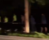 山东一地凌晨数十人蒙眼列队湖边走 到底怎么回事？