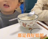 姐姐被批评弟弟霸气护姐 妈妈感觉很欣慰！