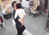 外公尝了口宝宝辅食抱着宝宝逃跑 网友：健康 营养 卫生 难吃！