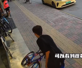 17岁男孩不经意碰倒自行车 竟价值近13万 车主起诉！