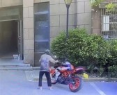 老太太故意推倒摩托车后死亡 车主被网暴：法院判了！
