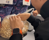 情侣高铁上被东北大叔投喂爆米花：满满的热情拦不住！