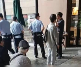 老人长时间坐星巴克门口员工报警劝离 具体怎么回事