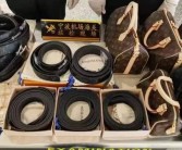 女子腰扎8条LV皮带入境 因腰部臃肿被查 行李箱更让人大吃一惊！