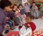 小朋友摘掉生日帽被老师打额头  网友愤怒！