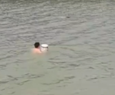 男子不熟悉水性抱水桶下河救人 网友点赞！