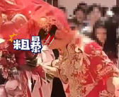 新娘婚礼下轿被大妈强扯头纱 险些出意外！