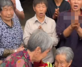 百岁老人笑看五世同堂接力喊妈妈 场面好感人！  
