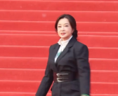 刘晓庆拿手机穿运动鞋走红毯 满满松弛感！