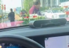 河南信阳一老人强拦婚车讨喜烟 被特警驱离！