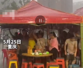 暴雨天20多名顾客主动撑住雨棚 老板：免单！