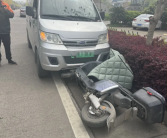快递小哥忘拉手刹 小货车开启“无人驾驶”模式 撞翻骑电动车女子！