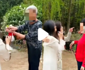 两女生捡花枝拍照被大爷指责乱采 女生委屈哭着辩解大爷依旧不依不饶！