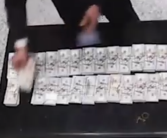 折合人民币约180万元！女子手提袋装25万美元出境被查 